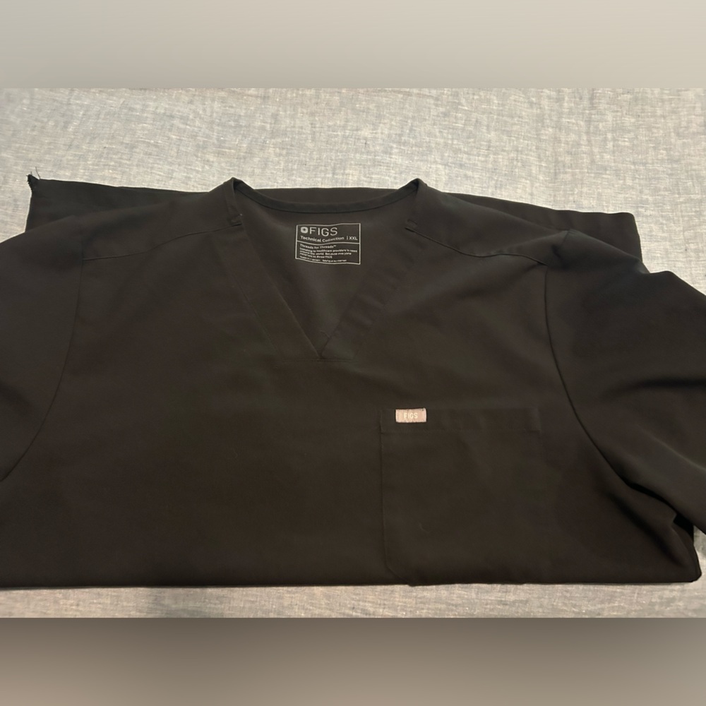 Men’s FIGS scrub top